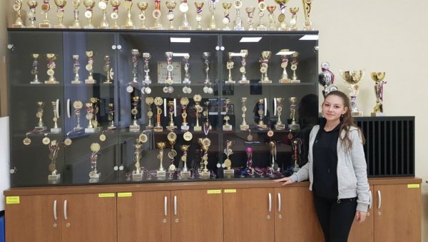 БАЛКАНСКИ ШАМПИОН У ШАХУ СА 16 ГОДИНА: У школској витрини 200 пехара Власотиначке Анђеле Динић (ФОТО) БАЛКАНСКИ ШАМПИОН У ШАХУ СА 16 ГОДИНА: У школској витрини 200 пехара Власотиначке Анђеле Динић (ФОТО)