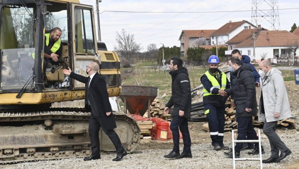 ИЗМЕШТАЈУ КОРИТО САВЕ ДА ЗАУСТАВЕ КЛИЗИШТЕ: Расписана јавна набавка за израду пројекта пута од Обреновца до Остружнице ИЗМЕШТАЈУ КОРИТО САВЕ ДА ЗАУСТАВЕ КЛИЗИШТЕ: Расписана јавна набавка за израду пројекта пута од Обреновца до Остружнице