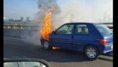 ДРАМА НА МОСТУ НА АДИ: Запалио се аутомобил, ватрогасци на терену гасе пожар ДРАМА НА МОСТУ НА АДИ: Запалио се аутомобил, ватрогасци на терену гасе пожар