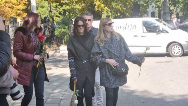 НАТАША ПАВЛОВИЋ СКРХАНА ОД БОЛА: Бивша жена Марка Живића дошла на његов последњи испраћај (ФОТО) НАТАША ПАВЛОВИЋ СКРХАНА ОД БОЛА: Бивша жена Марка Живића дошла на његов последњи испраћај (ФОТО)