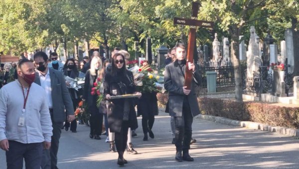 НАЈПОТРЕСНИЈИ ПРИЗОР СА САХРАНЕ МАРКА ЖИВИЋА: Јелени умиру сами за крај, породица пева и плаче (ВИДЕО) НАЈПОТРЕСНИЈИ ПРИЗОР СА САХРАНЕ МАРКА ЖИВИЋА: Јелени умиру сами за крај, породица пева и плаче (ВИДЕО)