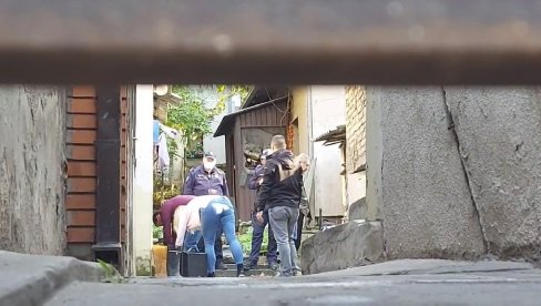 ВАТРЕНА БУКТИЊА ПРОГУТАЛА СТАН: Детаљи пожара у Сарајевској улици у коме је страдао мушкарац ВАТРЕНА БУКТИЊА ПРОГУТАЛА СТАН: Детаљи пожара у Сарајевској улици у коме је страдао мушкарац