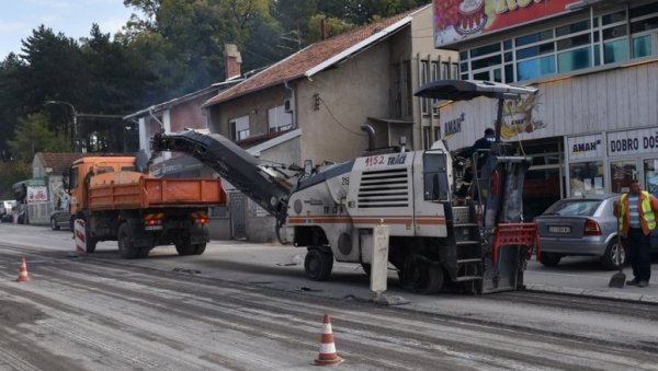 ИНВЕСТИЦИЈА ВРЕДНА ТРИ МИЛИОНА ДИНАРА: Почела обнова коловоза на раскрсници код Три шешира ИНВЕСТИЦИЈА ВРЕДНА ТРИ МИЛИОНА ДИНАРА: Почела обнова коловоза на раскрсници код Три шешира