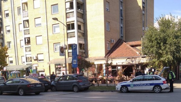 ПОВРЕЂЕНА ДВОЈИЦА: Судар на углу Бранимира Ћосића и Новосадског сајма ПОВРЕЂЕНА ДВОЈИЦА: Судар на углу Бранимира Ћосића и Новосадског сајма