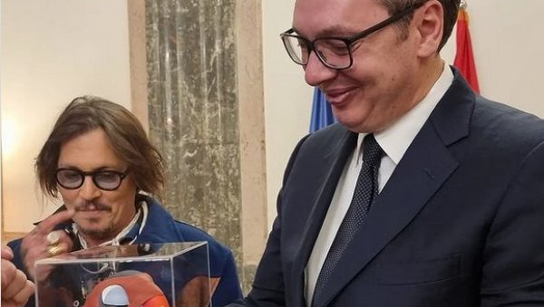 ВУЧИЋ СЕ НАШАЛИО НА СВОЈ РАЧУН: Даме у кабинету су се дотерале као никад до сада - сигуран сам да је због мене а не због Џонија Депа! ВУЧИЋ СЕ НАШАЛИО НА СВОЈ РАЧУН: Даме у кабинету су се дотерале као никад до сада - сигуран сам да је због мене а не због Џонија Депа!
