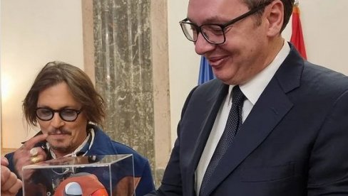 ВУЧИЋ СЕ НАШАЛИО НА СВОЈ РАЧУН: Даме у кабинету су се дотерале као никад до сада - сигуран сам да је због мене а не због Џонија Депа! ВУЧИЋ СЕ НАШАЛИО НА СВОЈ РАЧУН: Даме у кабинету су се дотерале као никад до сада - сигуран сам да је због мене а не због Џонија Депа!