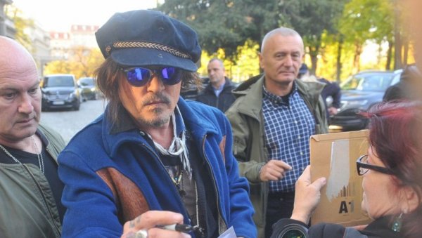 ВЕЛИКА ГУЖВА ЗБОГ ХОЛИВУДСКОГ ГЛУМЦА: Џони Деп не зна коме ће пре да да аутограм (ФОТО) ВЕЛИКА ГУЖВА ЗБОГ ХОЛИВУДСКОГ ГЛУМЦА: Џони Деп не зна коме ће пре да да аутограм (ФОТО)