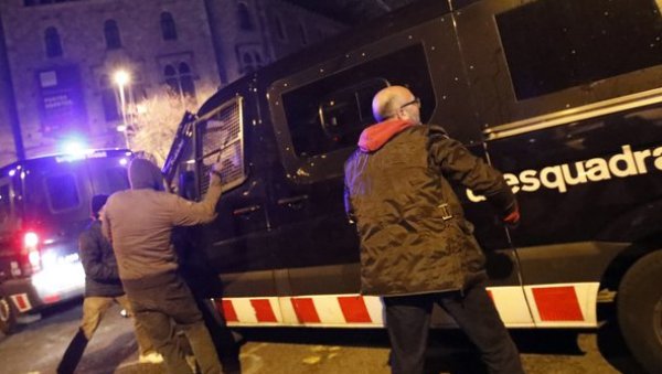 УВОДЕ ПОЛИЦИЈСКИ ЧАС: На северу Шпаније суд одобрио пооштравање мера због Омикрона УВОДЕ ПОЛИЦИЈСКИ ЧАС: На северу Шпаније суд одобрио пооштравање мера због Омикрона