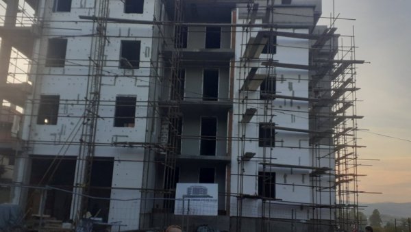 ЈЕЗИВ ПРИЗОР У ЦЕНТРУ ЛОЗНИЦЕ: Радник пао са зграде, пребачен у шок собу ЈЕЗИВ ПРИЗОР У ЦЕНТРУ ЛОЗНИЦЕ: Радник пао са зграде, пребачен у шок собу