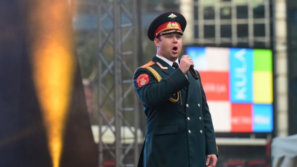РУСИ ЗАПЕВАЛИ У ЧАСТ СЛОБОДЕ: Солисти хора Александров на Тргу Републике у Београду (ФОТО) РУСИ ЗАПЕВАЛИ У ЧАСТ СЛОБОДЕ: Солисти хора Александров на Тргу Републике у Београду (ФОТО)