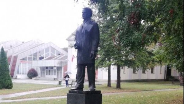 ПУПИН ПОЧАСНИ ГРАЂАНИН ЗРЕЊАНИНА 100 ГОДИНА: Изложба у петак под отвореним небом на тргу у центру Зрењанина. ПУПИН ПОЧАСНИ ГРАЂАНИН ЗРЕЊАНИНА 100 ГОДИНА: Изложба у петак под отвореним небом на тргу у центру Зрењанина.