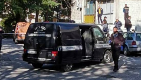 РАЊЕНИ ЧУВАР ПОДЛЕГАО ПОВРЕДАМА: Разбојници запалили возило којим су побегли после пљачке транспорта новца РАЊЕНИ ЧУВАР ПОДЛЕГАО ПОВРЕДАМА: Разбојници запалили возило којим су побегли после пљачке транспорта новца