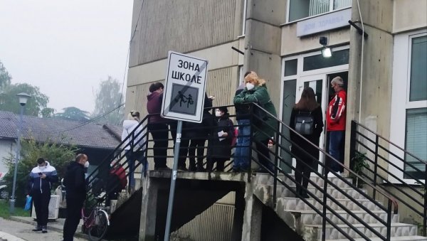 ВЕЛИКИ СКОК БРОЈА ЗАРАЖЕНИХ У ПАРАЋИНУ: Јуче потврђено још 85 ковид случајева, број прегледа поново вeћи од 100 ВЕЛИКИ СКОК БРОЈА ЗАРАЖЕНИХ У ПАРАЋИНУ: Јуче потврђено још 85 ковид случајева, број прегледа поново вeћи од 100