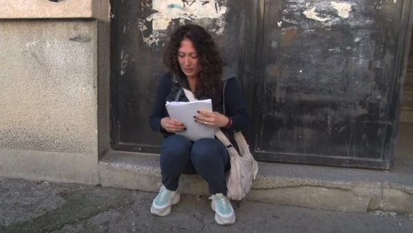 МАРИЈА УПЛАКАНА ИСПРЕД СВОГ СТАНА У ПРИШТИНИ: У страху од ОВК напустили град, сада хоће да се врати са породицом (ВИДЕО) МАРИЈА УПЛАКАНА ИСПРЕД СВОГ СТАНА У ПРИШТИНИ: У страху од ОВК напустили град, сада хоће да се врати са породицом (ВИДЕО)
