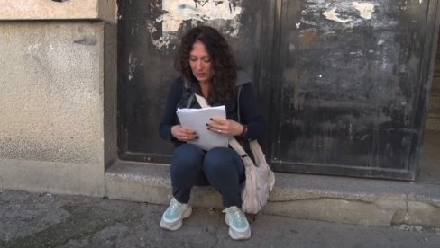 MARIJA UPLAKANA ISPRED SVOG STANA U PRIŠTINI: U strahu od OVK napustili grad, sada hoće da se vrati sa porodicom (VIDEO) MARIJA UPLAKANA ISPRED SVOG STANA U PRIŠTINI: U strahu od OVK napustili grad, sada hoće da se vrati sa porodicom (VIDEO)