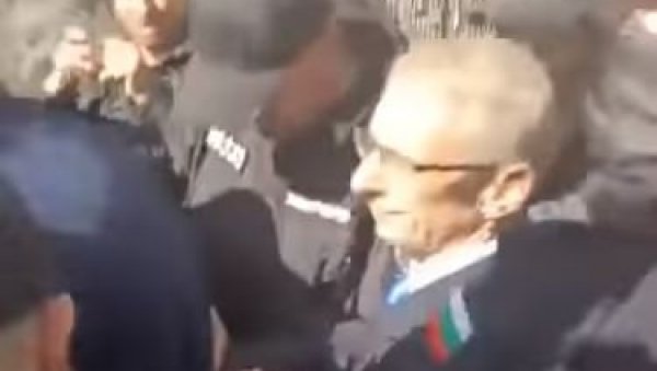 МИНИСТАР ДОБИО ШАМАР! Инцидент на протесту антиваксера у Бугарској (ВИДЕО) МИНИСТАР ДОБИО ШАМАР! Инцидент на протесту антиваксера у Бугарској (ВИДЕО)