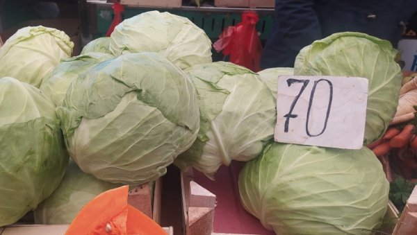 ЗА ГЛАВИЦУ 100 ДИНАРА: Рекордне цене свежег купуса на пијацама и трговинама широм Србије ЗА ГЛАВИЦУ 100 ДИНАРА: Рекордне цене свежег купуса на пијацама и трговинама широм Србије