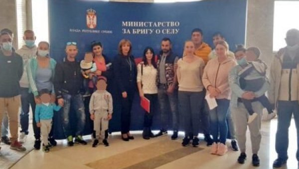 ДА ЗАПОЧНУ НОВИ ЖИВОТ: Осам сеоских кућа на поклон младим пољопривредницима у Општини Сечањ ДА ЗАПОЧНУ НОВИ ЖИВОТ: Осам сеоских кућа на поклон младим пољопривредницима у Општини Сечањ