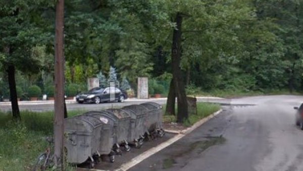 СМЕЋЕ ВОЗЕ КОД КОМШИЈА: Станари зграда у Пећкој улици на Миљаковцу 3 остали без контејнера СМЕЋЕ ВОЗЕ КОД КОМШИЈА: Станари зграда у Пећкој улици на Миљаковцу 3 остали без контејнера
