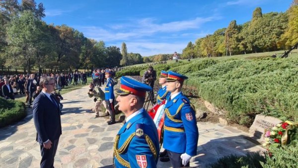 ВУЧИЋ У ШУМАРИЦАМА: Председник положио венац код споменика стрељаним ђацима ВУЧИЋ У ШУМАРИЦАМА: Председник положио венац код споменика стрељаним ђацима