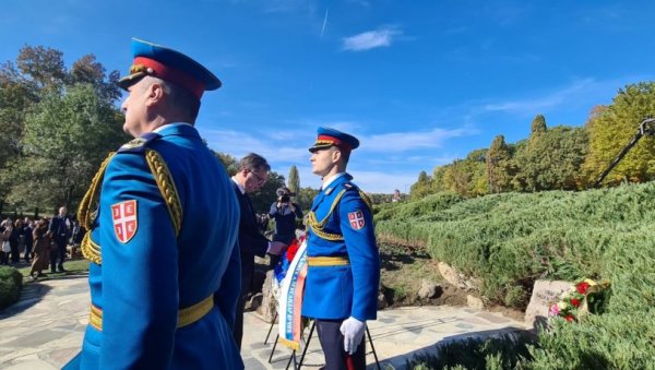 БИЛО ЈЕ ТО У НЕКОЈ ЗЕМЉИ СЕЉАКА НА БРДОВИТОМ БАЛКАНУ: Вучић поделио трагичне стихове Десанке Максимовић након молебана у Крагујевцу БИЛО ЈЕ ТО У НЕКОЈ ЗЕМЉИ СЕЉАКА НА БРДОВИТОМ БАЛКАНУ: Вучић поделио трагичне стихове Десанке Максимовић након молебана у Крагујевцу