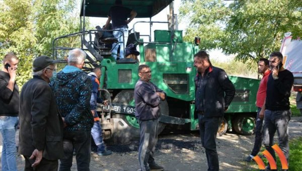 ЧЕТИРИ КИЛОМЕТРА НОВОГ ПУТА У БОКИ: Асфалтирање у Улици Соње Маринковић ЧЕТИРИ КИЛОМЕТРА НОВОГ ПУТА У БОКИ: Асфалтирање у Улици Соње Маринковић