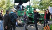ЧЕТИРИ КИЛОМЕТРА НОВОГ ПУТА У БОКИ: Асфалтирање у Улици Соње Маринковић ЧЕТИРИ КИЛОМЕТРА НОВОГ ПУТА У БОКИ: Асфалтирање у Улици Соње Маринковић