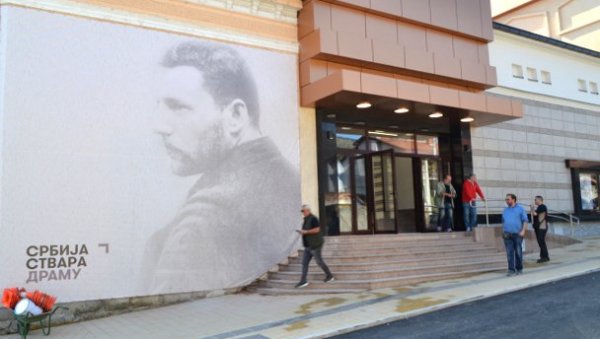 БОГАТ ПОЗОРИШНИ ПРОГРАМ: Поред представа врањског театра играју се и гостујуће представе БОГАТ ПОЗОРИШНИ ПРОГРАМ: Поред представа врањског театра играју се и гостујуће представе