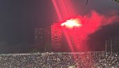 СПЕКТАКЛ ГРОБАРА: Навијачи Партизана направили бакљаду на солитеру (ВИДЕО) СПЕКТАКЛ ГРОБАРА: Навијачи Партизана направили бакљаду на солитеру (ВИДЕО)