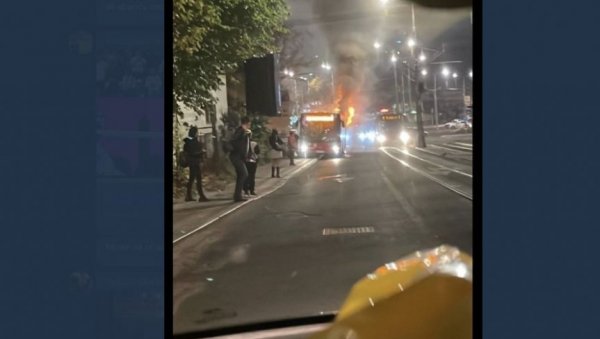 ПОЖАР НА АУТОКОМАНДИ: Запалио се аутобус у Војводе Степе, ватрогасци гасе пламен! (ФОТО+ВИДЕО) ПОЖАР НА АУТОКОМАНДИ: Запалио се аутобус у Војводе Степе, ватрогасци гасе пламен! (ФОТО+ВИДЕО)