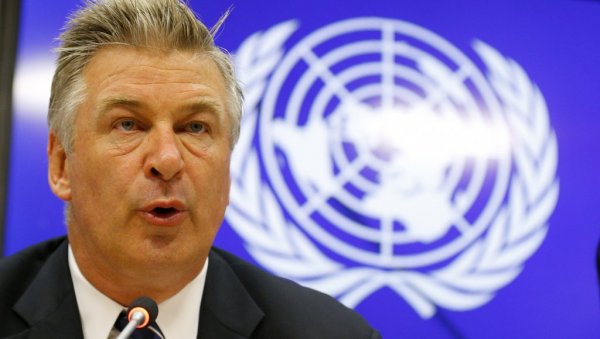СНИМЉЕНО КАКО АЛЕК БОЛДВИН УБИЈА ЖЕНУ? Нови детаљи језиве трагедије - Полиција потврдила да ттражи видео! СНИМЉЕНО КАКО АЛЕК БОЛДВИН УБИЈА ЖЕНУ? Нови детаљи језиве трагедије - Полиција потврдила да ттражи видео!