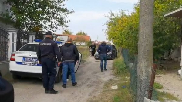 ЕКСКЛУЗИВАН СНИМАК: Погледајте како супругу осумњиченог за убиство Ђокића одводе на испитивање (ВИДЕО) ЕКСКЛУЗИВАН СНИМАК: Погледајте како супругу осумњиченог за убиство Ђокића одводе на испитивање (ВИДЕО)