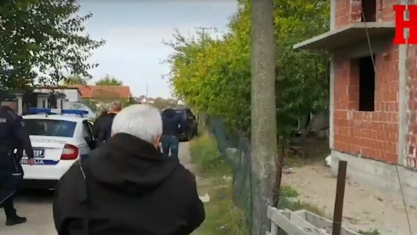 ОДВЕДЕНА СУПРУГА НА ИСПИТИВАЊЕ: Полиција је привела жену осумњиченог за убиство породице Ђокић ОДВЕДЕНА СУПРУГА НА ИСПИТИВАЊЕ: Полиција је привела жену осумњиченог за убиство породице Ђокић