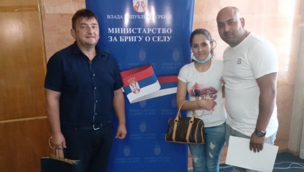 КРОВ НАД ГЛАВОМ ЗА СЕДАМ ПОРОДИЦА: Млади пољопровредници се скућили у Житишту КРОВ НАД ГЛАВОМ ЗА СЕДАМ ПОРОДИЦА: Млади пољопровредници се скућили у Житишту