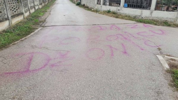 ТРАЖЕ ПРАВДУ ЗА ПОРОДИЦУ ЏОНИЋ: На раскрсници где су Ђокићи виђени последњи пут - освануо графит (ФОТО) ТРАЖЕ ПРАВДУ ЗА ПОРОДИЦУ ЏОНИЋ: На раскрсници где су Ђокићи виђени последњи пут - освануо графит (ФОТО)