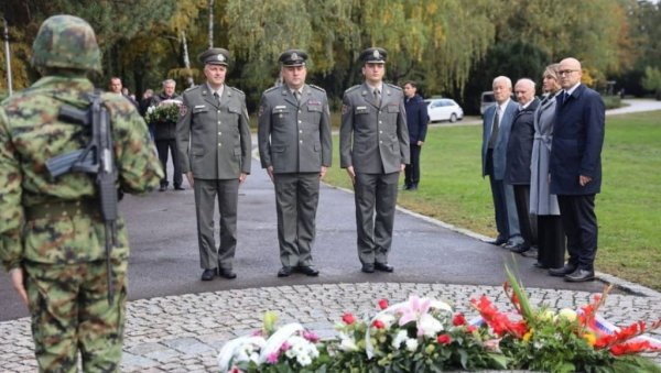 КЛАЊАМО СЕ СЕНИМА ЗНАНИХ И НЕЗНАНИХ ЈУНАКА: Вучевић честитао 77 година од ослобођења Новог Сада КЛАЊАМО СЕ СЕНИМА ЗНАНИХ И НЕЗНАНИХ ЈУНАКА: Вучевић честитао 77 година од ослобођења Новог Сада