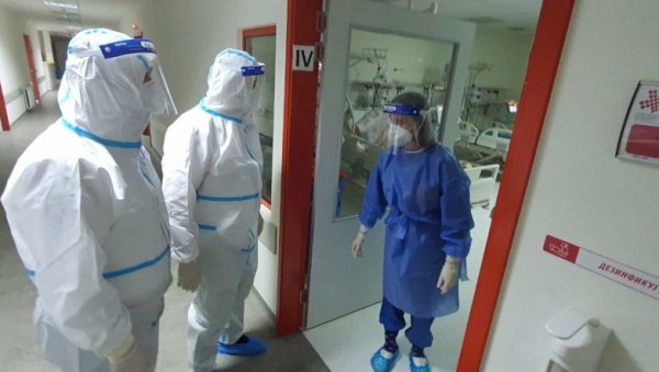 ПЕТОЧЛАНА ПОРОДИЦА У КАРАНТИНУ ЗБОГ ОМИКРОН СОЈА: Дошли у Србију из ризичних земаља, сви негативни! ПЕТОЧЛАНА ПОРОДИЦА У КАРАНТИНУ ЗБОГ ОМИКРОН СОЈА: Дошли у Србију из ризичних земаља, сви негативни!