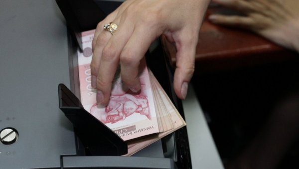 ВУЧИЋ САОПШТИО СЈАЈНЕ ВЕСТИ: Просечна плата биће 780 евра ВУЧИЋ САОПШТИО СЈАЈНЕ ВЕСТИ: Просечна плата биће 780 евра