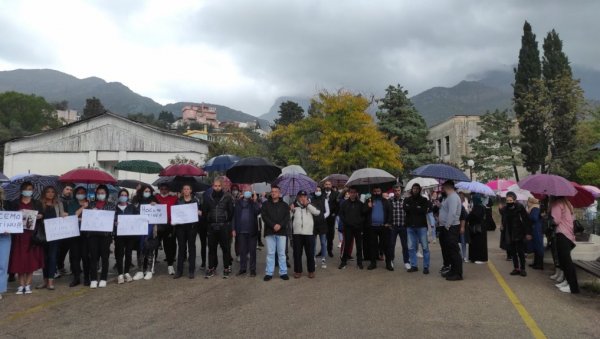 ПРОТЕСТ У БАРУ: Сви смо ми Ајла ПРОТЕСТ У БАРУ: Сви смо ми Ајла