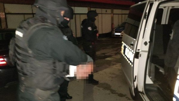 УХАПШЕН МИРСАД ХАЛИЛОВИЋ! Напао жену мачетом, па пуцао на Жандармерију УХАПШЕН МИРСАД ХАЛИЛОВИЋ! Напао жену мачетом, па пуцао на Жандармерију
