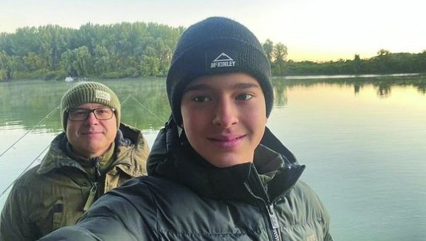 СА СИНОМ НА ТИСИ: Милош Вучевић увео наследника у свет риболова СА СИНОМ НА ТИСИ: Милош Вучевић увео наследника у свет риболова