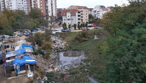 ОДЛАЖУ ОТПАД И ПОСЛЕ ЧИШЋЕЊА: Житељи Жаркова љути због депоније испод надвожњака у Трговачкој ОДЛАЖУ ОТПАД И ПОСЛЕ ЧИШЋЕЊА: Житељи Жаркова љути због депоније испод надвожњака у Трговачкој