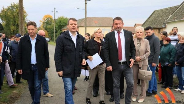 РЕКОНСТРУКЦИЈА ДРУМОВА У БОКИ И ЈАРКОВЦУ: Почетак радова обишли Игор Мировић и Предраг Рађеновић РЕКОНСТРУКЦИЈА ДРУМОВА У БОКИ И ЈАРКОВЦУ: Почетак радова обишли Игор Мировић и Предраг Рађеновић