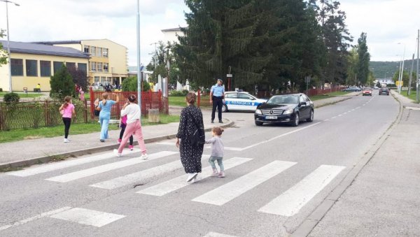 АУТОМОБИЛ ПОКОСИО ДЕВОЈЧИЦЕ НА ПЕШАЧКОМ ПРЕЛАЗУ: Стравична саобраћајна несрећа у Дервенти АУТОМОБИЛ ПОКОСИО ДЕВОЈЧИЦЕ НА ПЕШАЧКОМ ПРЕЛАЗУ: Стравична саобраћајна несрећа у Дервенти