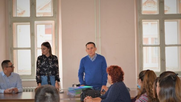 СУБВЕНЦИЈЕ ЗА 28 ГАЗДИНСТАВА: У Сомбору додељени су уговори корисницима који су остварили право на додатна средста СУБВЕНЦИЈЕ ЗА 28 ГАЗДИНСТАВА: У Сомбору додељени су уговори корисницима који су остварили право на додатна средста