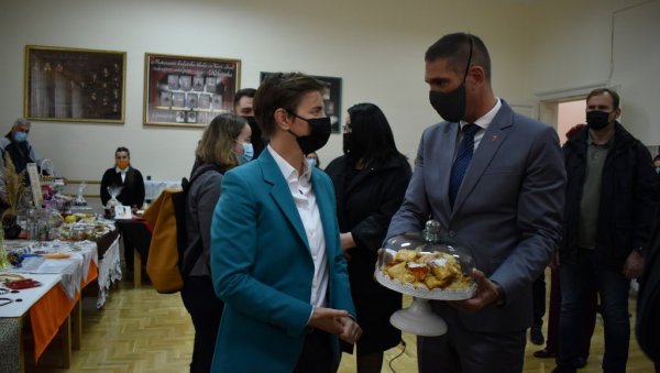 ТРУБА И ОПАНЦИ: Кикинђани обрадовали поклонима Ану Брнабић ТРУБА И ОПАНЦИ: Кикинђани обрадовали поклонима Ану Брнабић