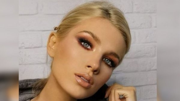 У ПРИПИЈЕНОЈ ХАЉИНИ СА ОГРОМНИМ ШЛИЦЕМ: Невена Божовић блиста два месеца након порођаја (ФОТО) У ПРИПИЈЕНОЈ ХАЉИНИ СА ОГРОМНИМ ШЛИЦЕМ: Невена Божовић блиста два месеца након порођаја (ФОТО)