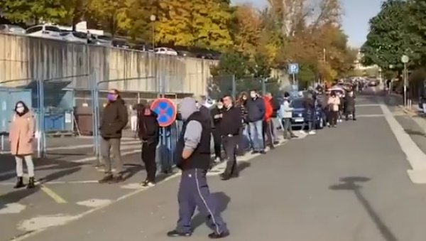 ВЕЛИКА КОЛОНА У ЗАГРЕБУ: Људи чекају и три сата ВЕЛИКА КОЛОНА У ЗАГРЕБУ: Људи чекају и три сата