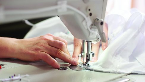 KROJAČI SVE TRAŽENIJI: Radnja puna mušterija, zarada je velika, a ovo su cene njihovih usluga KROJAČI SVE TRAŽENIJI: Radnja puna mušterija, zarada je velika, a ovo su cene njihovih usluga