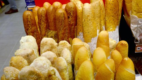 PEKARI OBORILI REKORD: Napravljen najveći baget na svetu dugačak preko 140 metara (FOTO) PEKARI OBORILI REKORD: Napravljen najveći baget na svetu dugačak preko 140 metara (FOTO)